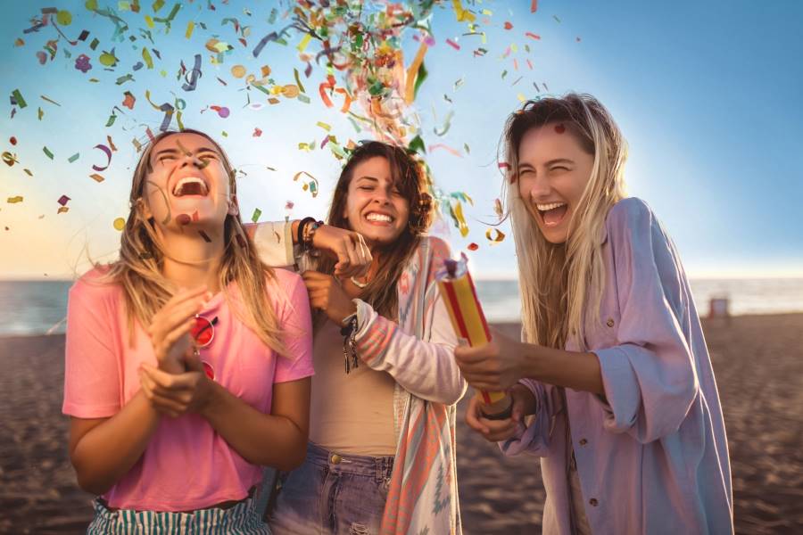 How to make the most out of your year - 2021 - young people celebrating at the beach with confetti