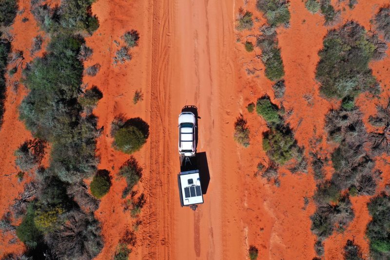 Preparing your vehicle and changing a tyre in 6 steps. Includes handy tips! 